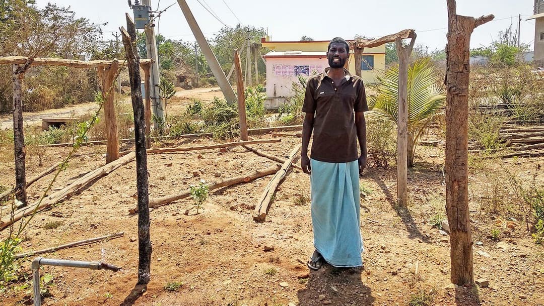 হুকুমপেটায় ছাদের অপেক্ষায় বাঁধের জন্য বাস্তুহারা মানুষজন