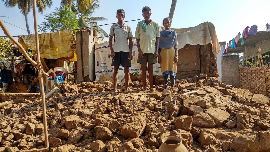 दिरंगाईच्या पुरात, नुकसान आणि कर्जाच्या गाळात