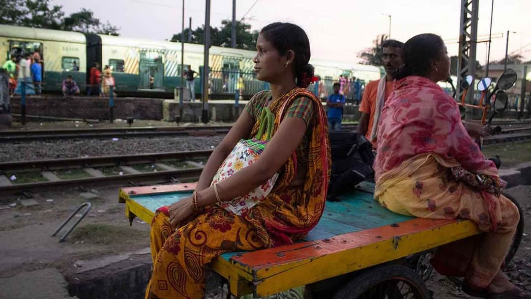 دھیمی ٹرین، کڑی محنت، کم مزدوری، لمبے دن