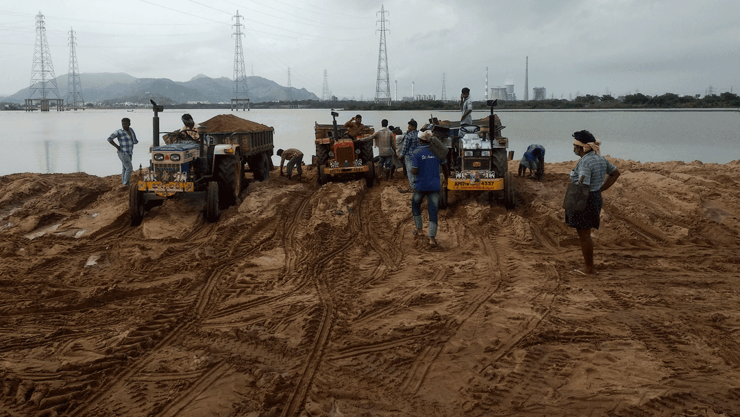 ‘आम्हाला कबूल केलेल्या नोकऱ्या शासनाने आम्हाला द्याव्यात’