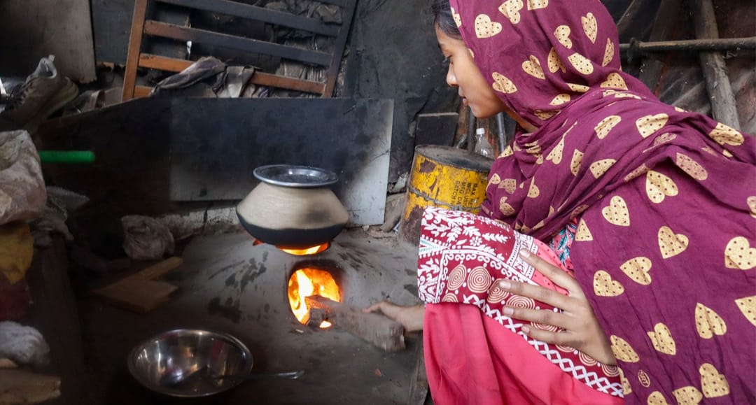 மரத்துண்டுகளில் அடுப்பெரிக்கும் புலம்பெயர் தொழிலாளர்கள்
