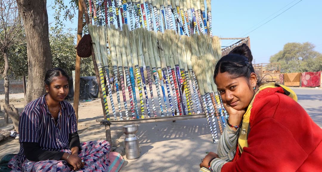 ‘ৰাস্তাতে মুৰ থৈ আমি শোও’