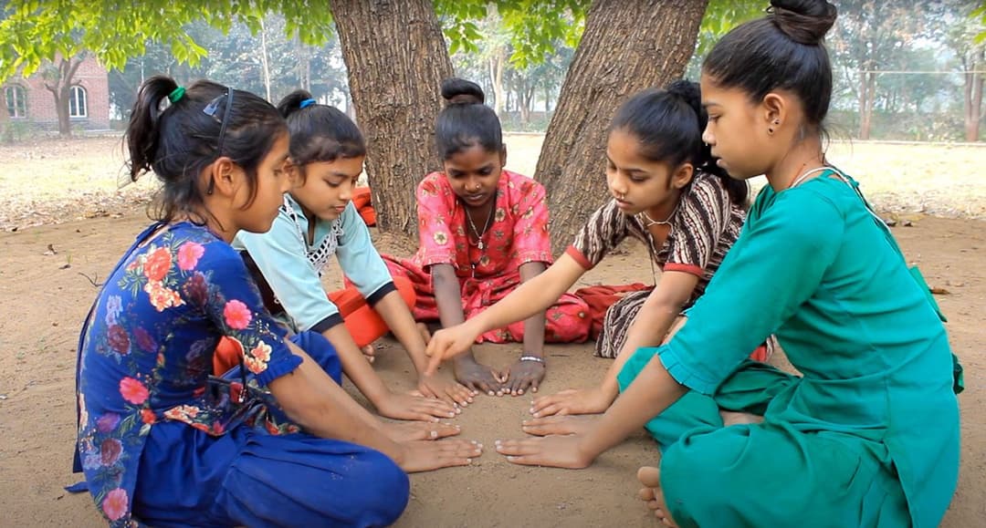 کھیل مٹائے زبان کی دوری