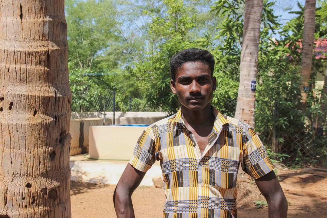 ننگے پیر تاڑ پر چڑھنے والے رمیش