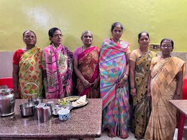 जलगांव के मशहूर रेस्तरां कृष्णा भरीत की मेहनतकश महिलाएं