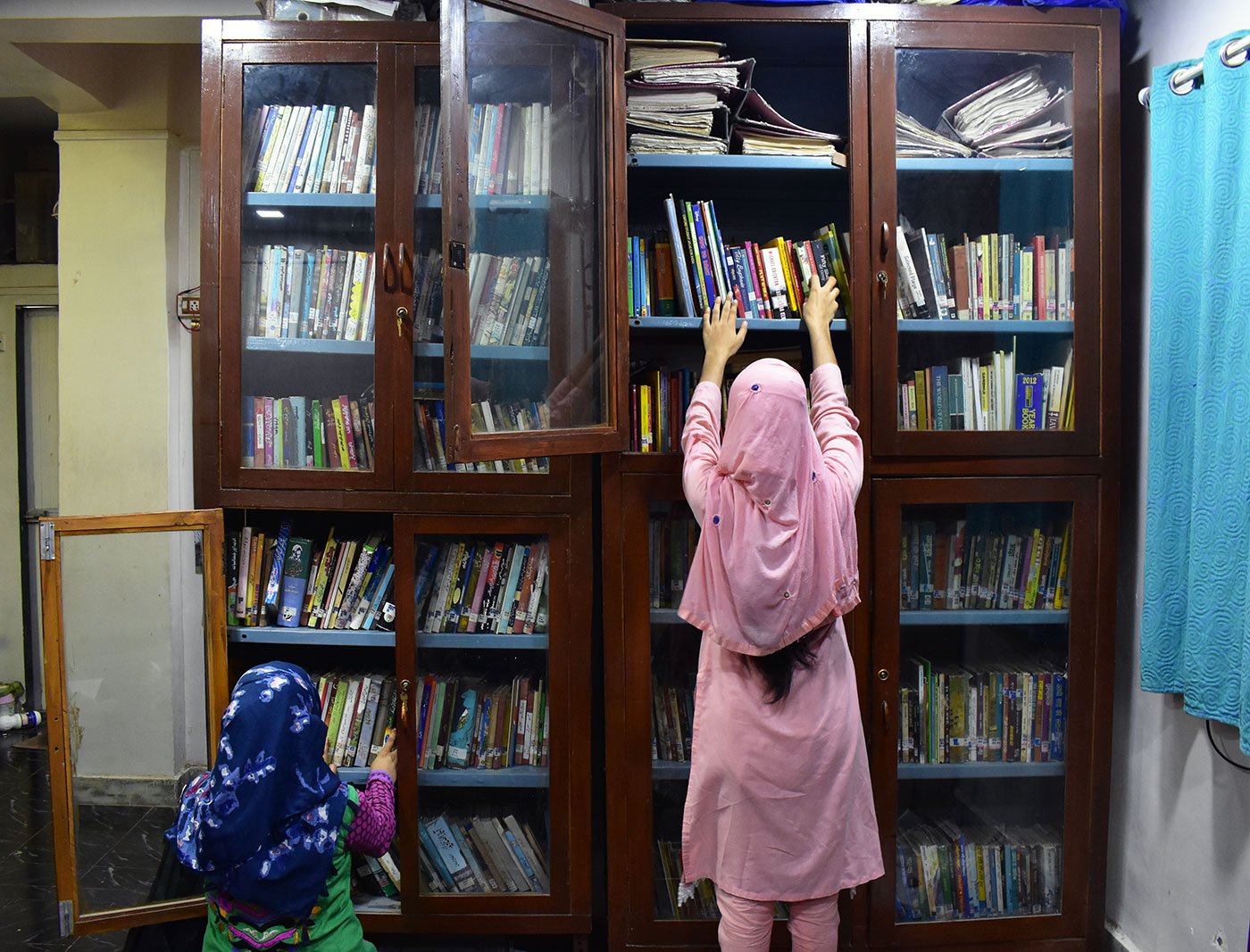 Faiza Ansari and Razia Ansari looking for books at the library