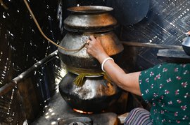 लांगी बियर के बहाने अपने देस की याद संजोती त्रिपुरा की दंपति