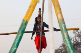 सिंघु बॉर्डर: ज़िंदगी की डोर पर करतब दिखाते नट कलाकार