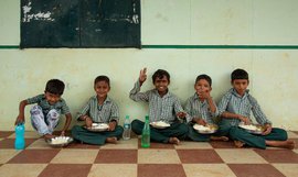 વર્ગખંડમાં બાળકોની ભૂખ સંતોષતું મધ્યાહ્ન ભોજન