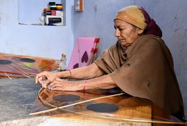 गुजरात: संक्राति के मौक़े पर आसमान में रंग भरने वाले पतंग-निर्माता