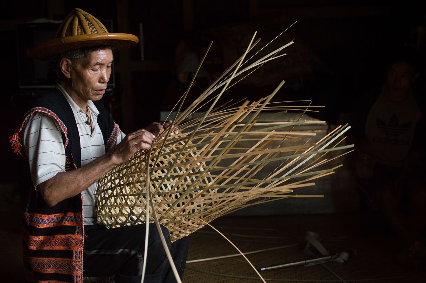 Mako Lingi weaving his basket