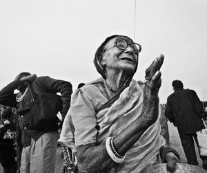 An elderly woman from northern West Bengal after she found her family by volunteers 