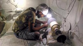बैरकपुर: शंख-सीपियों से कलाकृतियां बनाने वाले कारीगरों का भविष्य अधर में