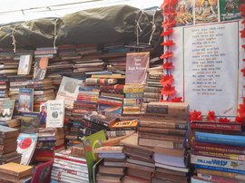 गड़ियाहाट की सड़कों पर किताबें बेचने वाला कवि
