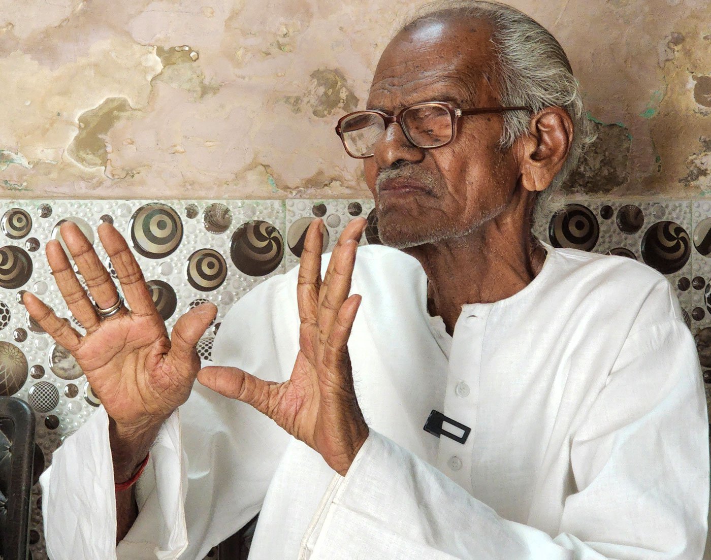 Shobharam Gehervar, the last Dalit freedom fighter in Rajasthan, talking to PARI at his home in Ajmer in 2022