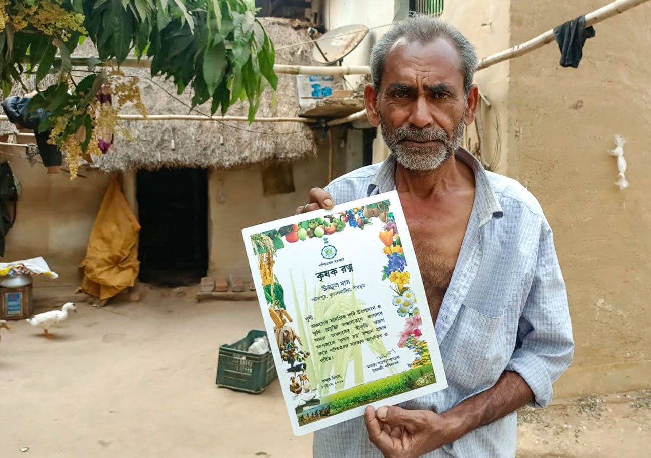 Ujjwal Das holding his Krishak Ratna Certificate. He received this award from the West Bengal government in 2016 and 2022