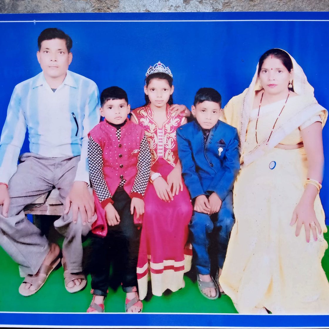 Shishupal Nishad with Navya, Muskan, Prem and Manju: a last photo together of the family