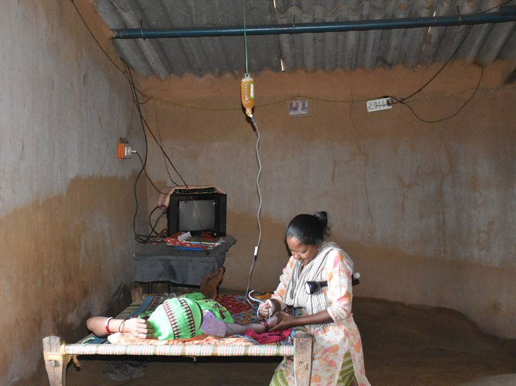 Jyoti Prabha Kispotta administering dextrose saline to a woman with malaria in Borotika village of Pashchimi Singhbhum.