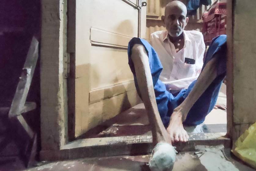 When it’s time to go to the hospital, Rahman begins to prepare for the descent from his room. In the narrow lane below, he is helped onto an old plastic chair