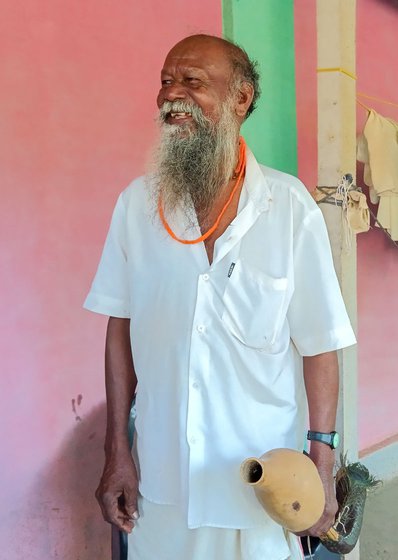 Bhiklya Dhinda’s father Ladkya taught him to play and make tarpa from dried palm toddy tree leaves, bamboo and bottle gourd. ‘It requires a chest full of air. One has to blow in the instrument and also make sure that your body has enough air to breathe,’ says Bhiklya baba