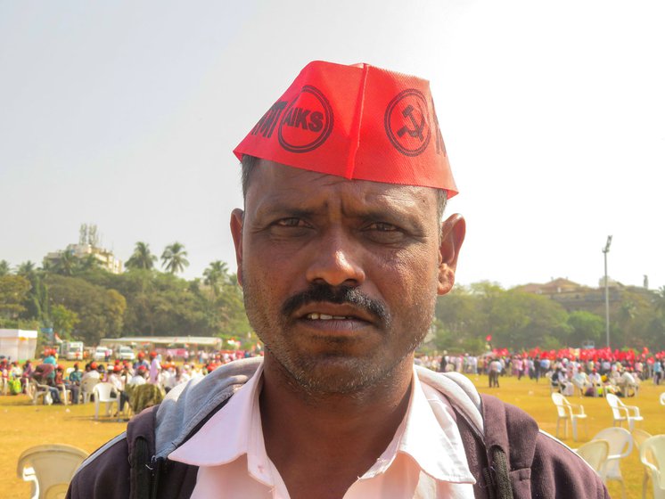 Kailash Khandagale (left) and Namdev Bhangre (pointing) were among the many Koli Mahadev Adivasis at the Mumbai sit-in against the farm laws