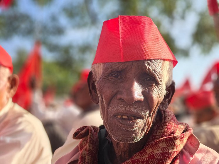 Soma Kadali (left) has come from Waranghushi village in Akole, Ahmadnagar district. The 85-year-old farmer is determined to walk with the thousands of other cultivators here at the protest march