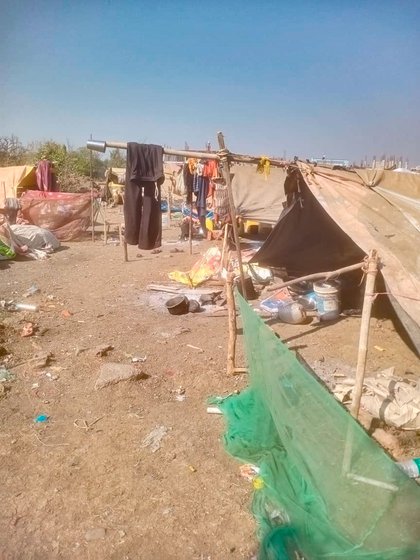 A settlement of the Phanse Pardhi groups on the municipal grounds of Gokulnagar in Nanded. Migrants and transhumants live here on footpaths