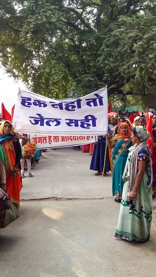 Groups from Chhattisgarh and Madhya Pradesh marching to Jantar Mantar. 