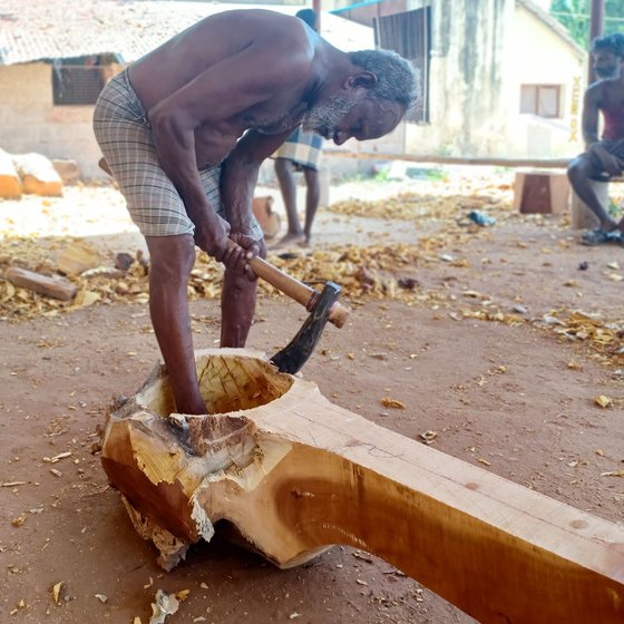 Right: Using an axe, Kamachi splitting, sizing and roughly carving the timber