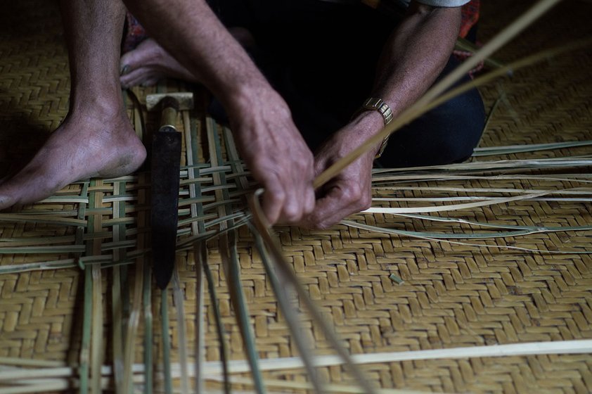 Lingi using his dao to slice the bamboo 