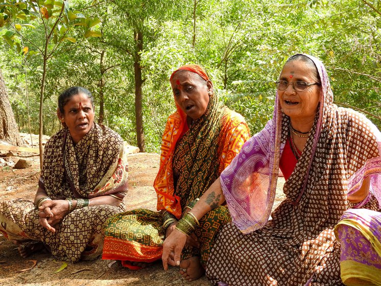 Right: Hausabai singing ovis with Kantabai Dighe (centre) and Ashabai Pawar (left) when PARI visited them in December 2023