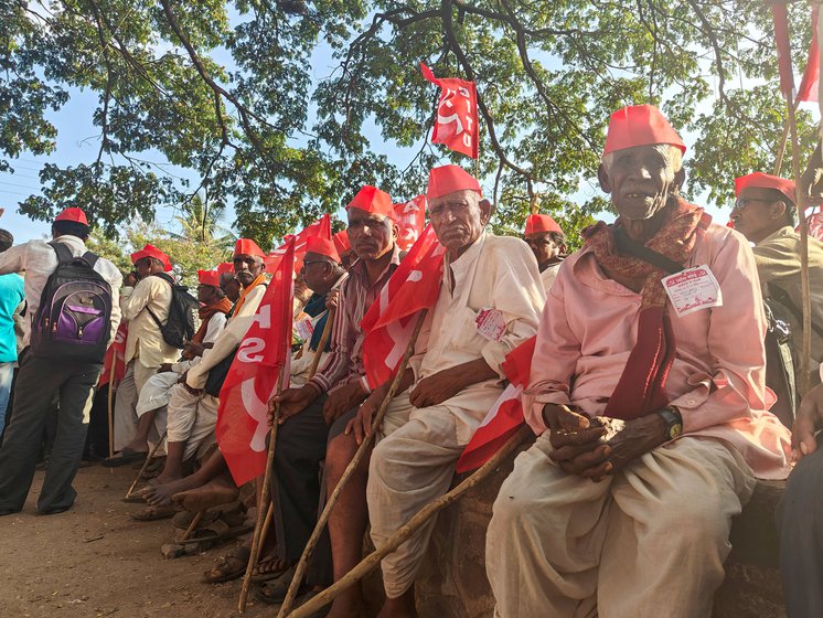 Soma Kadali (left) has come from Waranghushi village in Akole, Ahmadnagar district. The 85-year-old farmer is determined to walk with the thousands of other cultivators here at the protest march