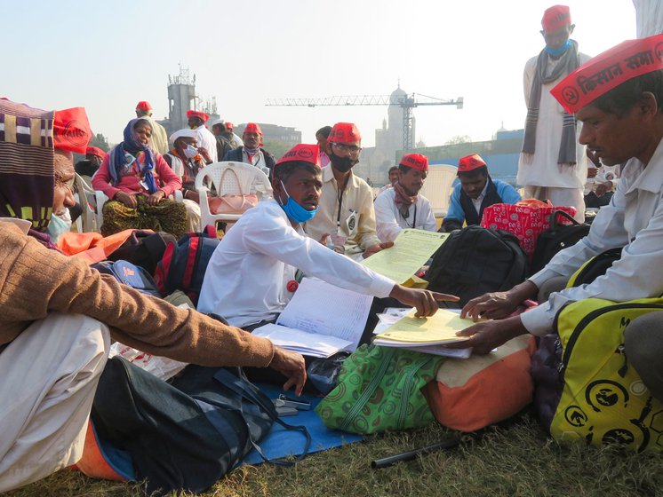 Kailash Khandagale (left) and Namdev Bhangre (pointing) were among the many Koli Mahadev Adivasis at the Mumbai sit-in against the farm laws