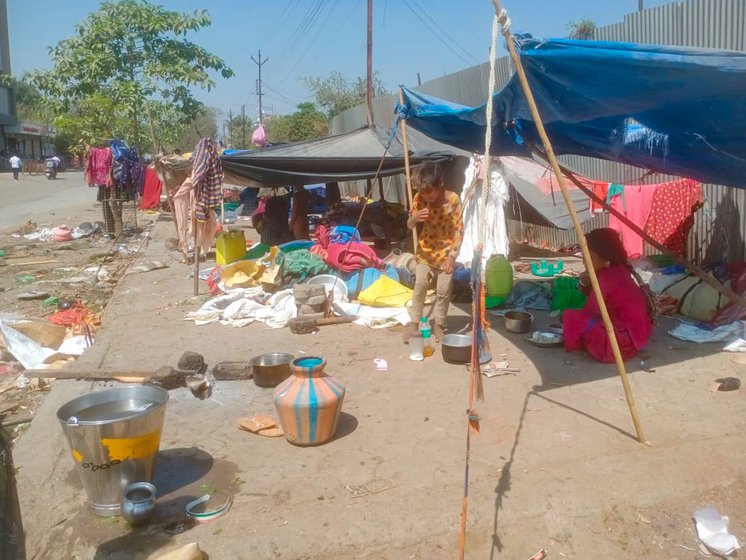 A settlement of the Phanse Pardhi groups on the municipal grounds of Gokulnagar in Nanded. Migrants and transhumants live here on footpaths