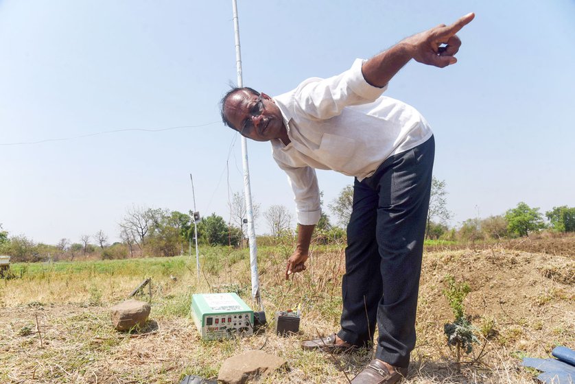 Suresh Renghe, a farmer in Mangi village of Yavatmal district demonstrates the working of a farm alarm device used to frighten wild animals, mainly wild boar and blue bulls that enter fields and devour crops