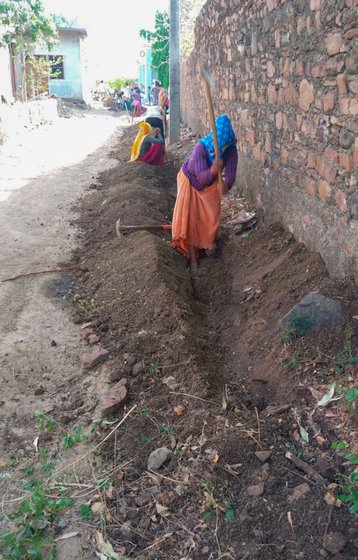 Migrants workers were able to show these s creen shots taken on their mobiles as proof that they had worked laying telecom fibre cables in Banswara, Rajasthan. The images helped the 80 odd labourers to push for their Rs. 7-8 lakh worth of dues