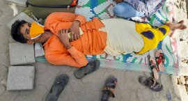 لاک ڈاؤن میں ممبئی کے فٹ پاتھ پر پھنسے کینسر مریض