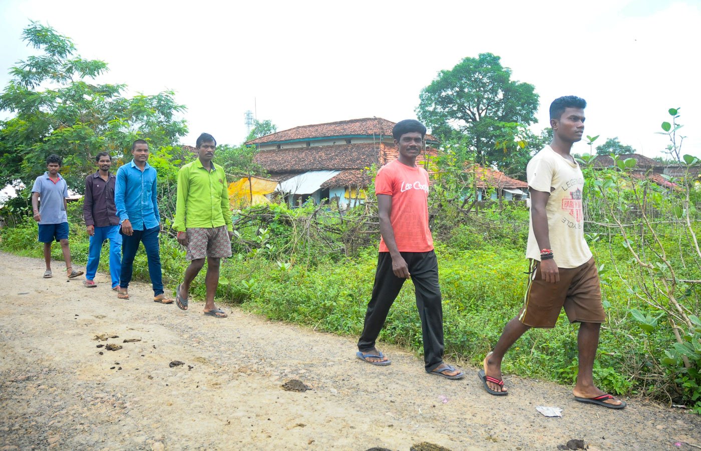 Vijay Koreti (in the red t-shirt), Laxman Shahare (in the green shirt) and others from Zashinagar who walked about 800 kilometres to get home from Telangana's Komaram Bheem district during the lockdown

