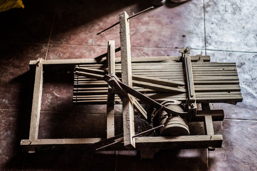 Sometime in the 1950s, Bapu made his first teakwood ‘dabi’ (dobby), a contraption that was used to create intricate patterns on cloth as it was being woven. He went on to make 800 dobbies within a decade