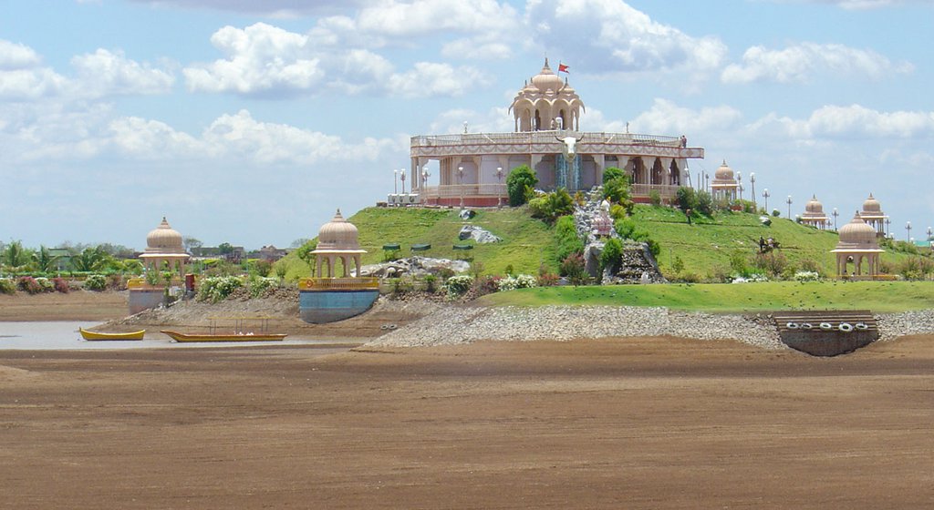 A religious trust runs a large Meditation Centre and Entertainment Park in Shegaon, Buldhana.  It tried to maintain a 30-acre artificial lake within its grounds. The water body soon ran dry but not before untold amounts of water were wasted on it