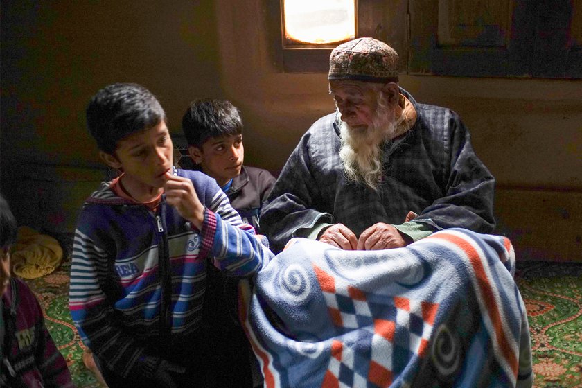 Right: Habibullah Sheikh, pattu artisan from Dangi Thal, at home with his grandsons