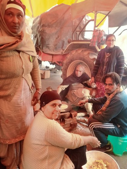 Kuldip making rotis during protest march