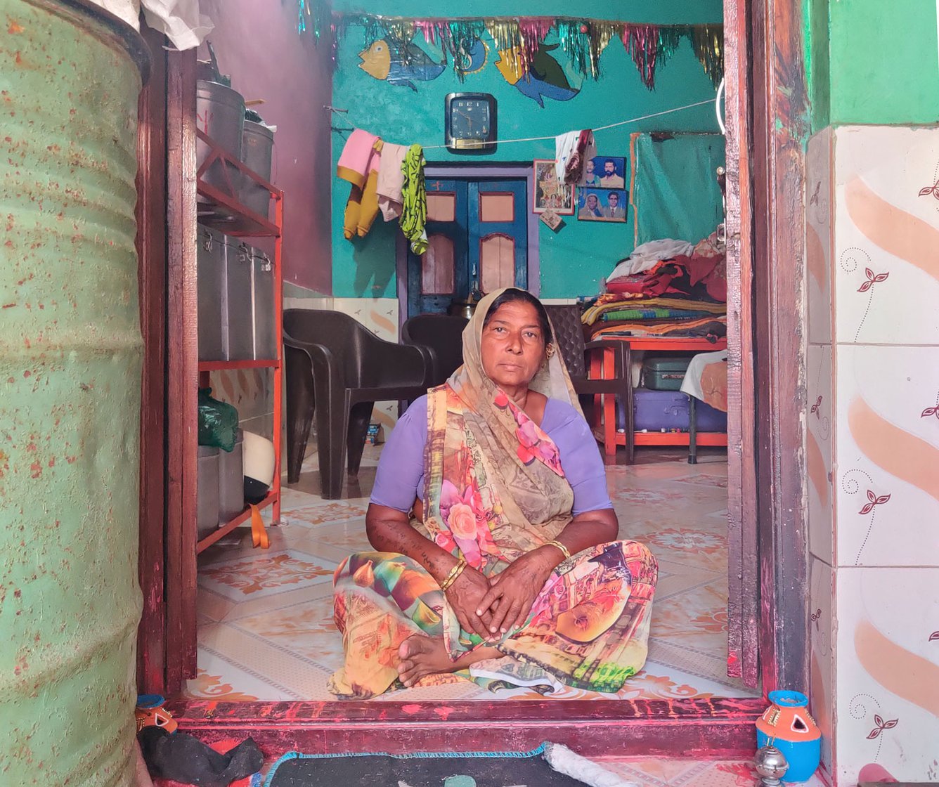 Gabhiben recalls the stress and anxiety she felt every time Jeevanbhai set off to sea after his first heart attack. Most fisherfolk in Gujarat are completely cut off from medical services during time they are at sea