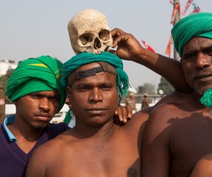 Three famers from Tamil Nadu on the bridge leading to the Barakhamba road. They are among the first wave of green that strode across the bridge to the Barakhamba road, and among a larger group of farmers from Tamil Nadu thunderously shouting slogans while brandishing skulls and bones. They are marching towards Parliament Street, and have come to protest against the spectre of death that sits heavily on their heads because of abysmal government policy.