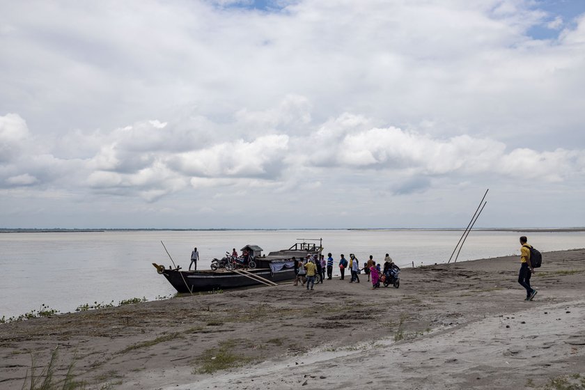 A boat from the mainland preparing to set off for Dabli Chapori.