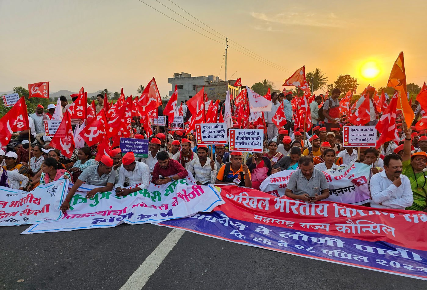 The sight of thousands of farmers intently marching towards the revenue minister’s house has set off alarm bells for the state government. Three ministers in the present government – revenue, tribal affairs and labour – are expected to arrive at the venue to negotiate the demands