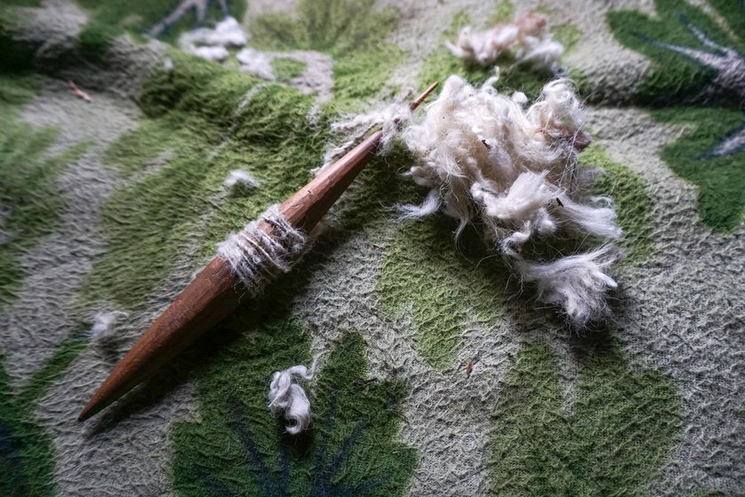 A wooden spindle (chakku) and a hand-operated loom (waan) are two essential instruments for pattu artisans