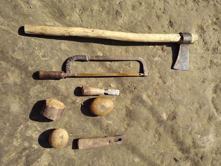 Left: The five tools required for ball-making. Top to bottom: kurul (hand axe), korath (coping saw), batali (chisel), pathor (stone), renda (palm-held filer) and (bottom left) a cylindrical cut rhizome - a rounded ball.