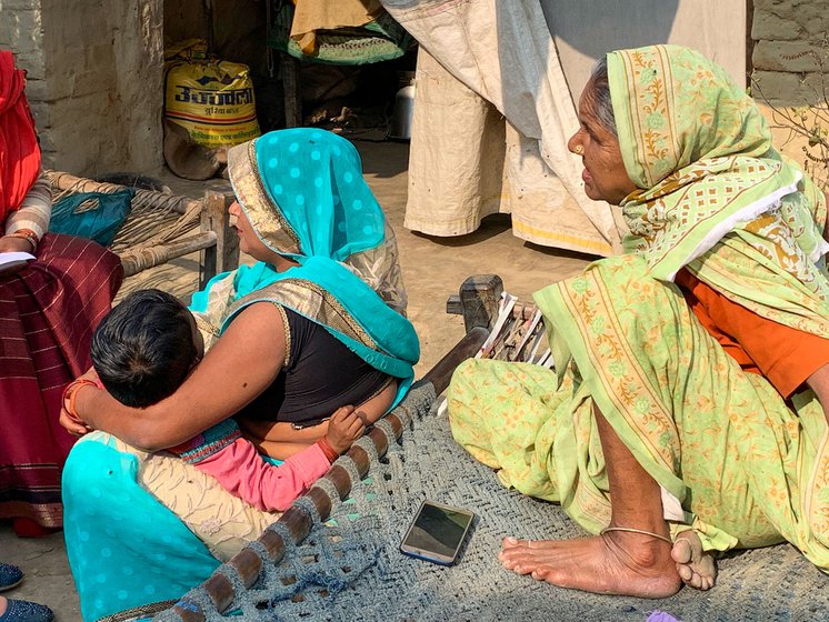 Women of family in Tikari speaking to ‘depot didi’ Kalavati Soni and ASHA worker Vinita Soni