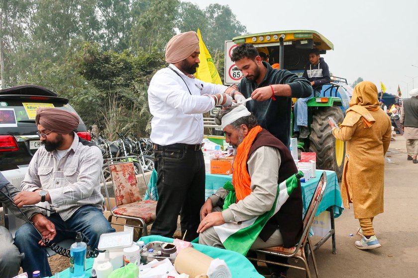 Right: Dr Mandeep Singh attending to Jarnail Singh who was hit in the head during  a lathi charge and had to get five stitches